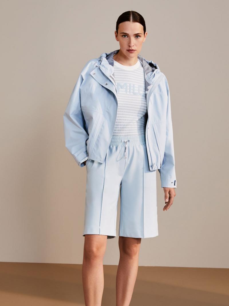 Cape: € 799
